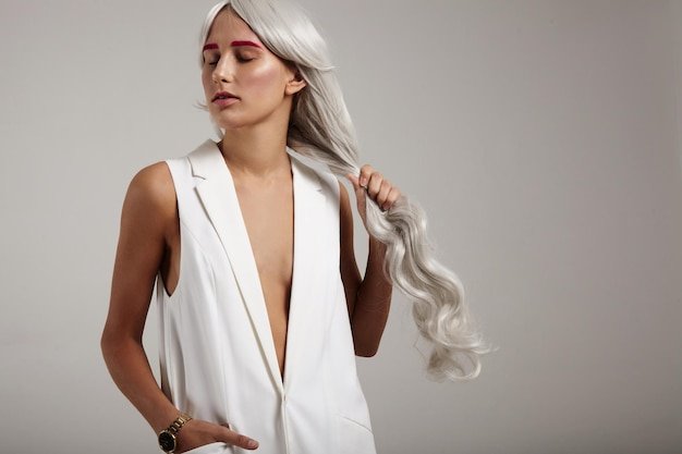 Combining Fuchsia Hues with Pristine Whites for Stunning Hairstyles!