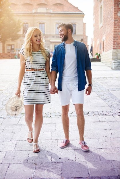 “Stylish Outfit Ideas for a Casual Summer Wedding”